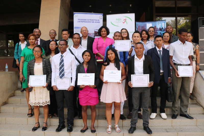 Clôture officielle de l’atelier de formation en gestion d’entreprise et remise de chèque aux jeunes promoteurs.