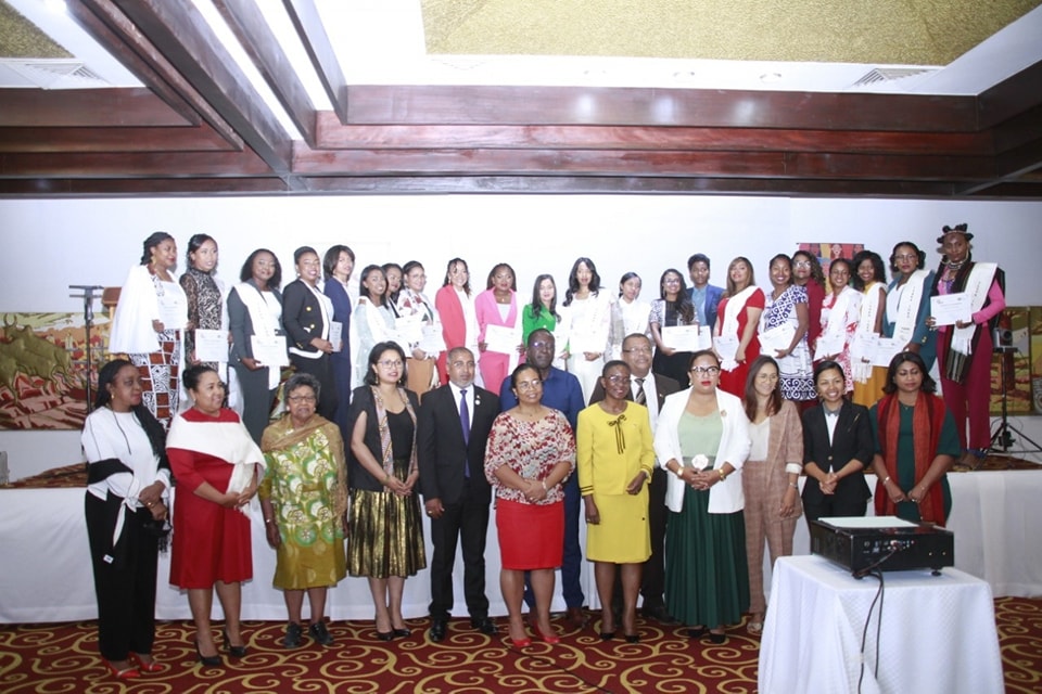 EISA MADAGASCAR: FAMOAHANA NY ANDIANY « TSARA JORO » AMIN’NY PROGRAMAN’ASA  » YOUNG WOMEN IN POLITICS PROGRAM »